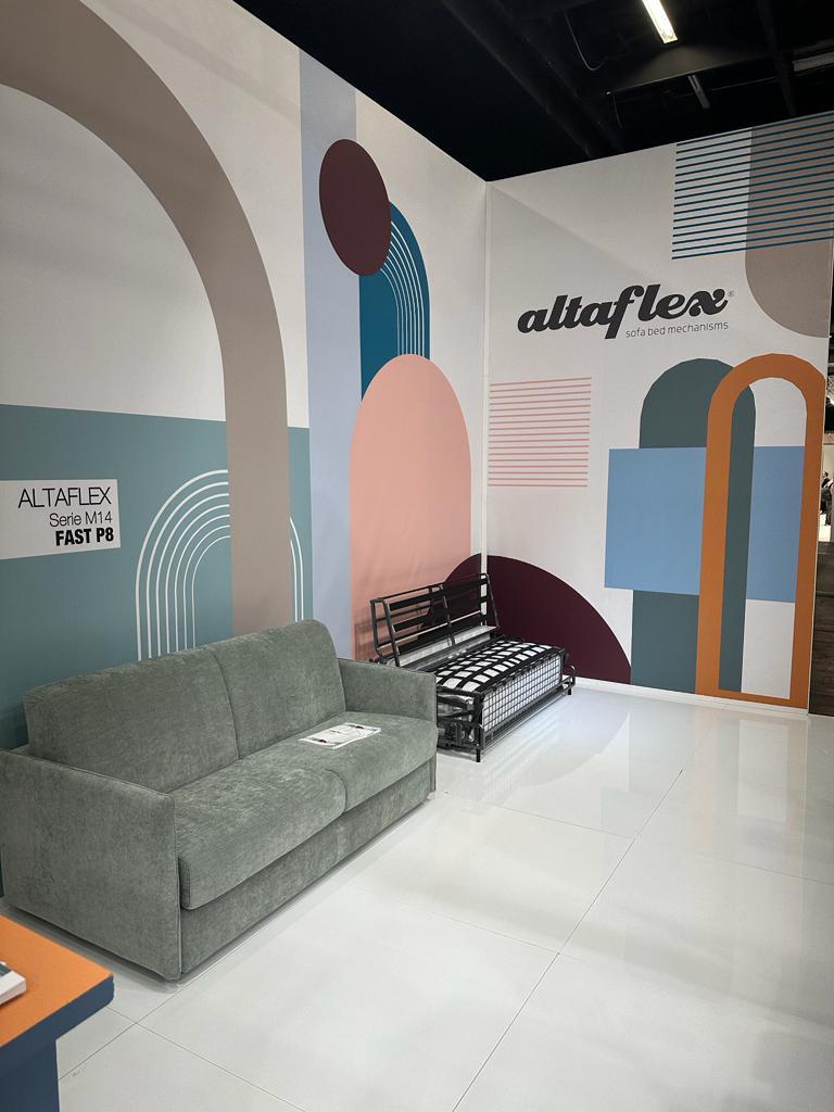 Dettaglio espositivo stand Altaflex Interzum 2023 - Due divani letto premium in mostra con illuminazione tecnica dedicata