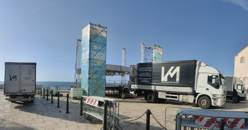 Installazione del palco in corso in Piazza Duomo a Trani, con i nostri mezzi VM Live. Il nostro team è impegnato nel montaggio dell’allestimento completo, inclusi audio, luci, e impianto video LED per l’evento 'Trani in Onda', con tutte le tecnologie necessarie per un’esperienza indimenticabile.